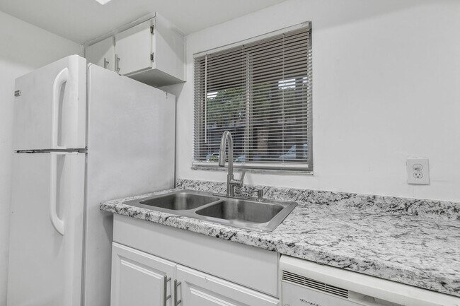 Building Photo - Charming One-Bedroom, One-Bath Retreat in Winter Haven with Modern Amenities
