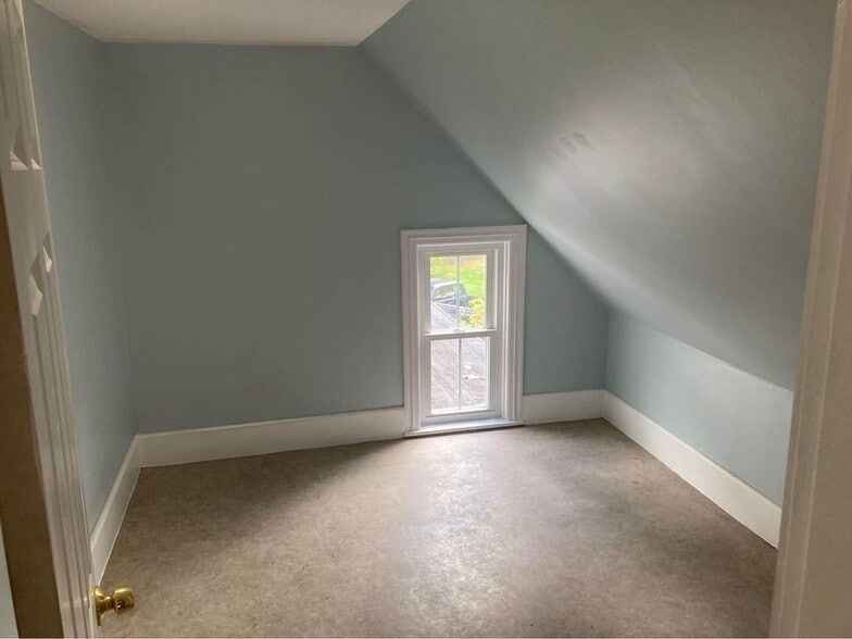 Building Photo - 64 Valley St