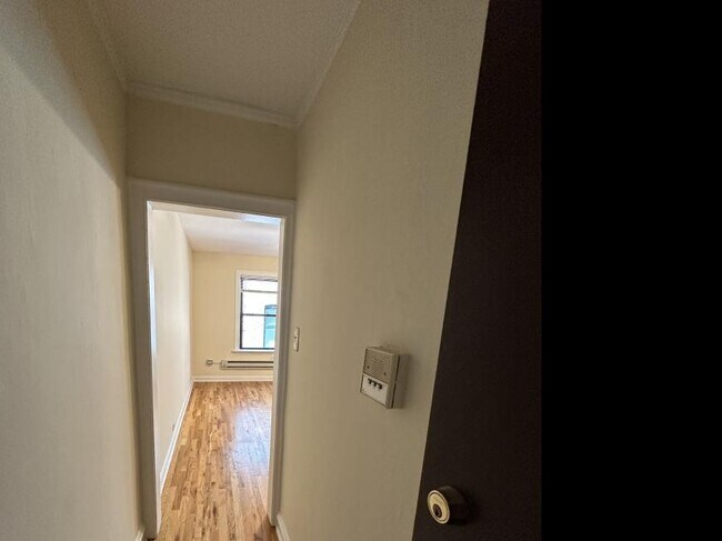 Building Photo - 0 bedroom in Chicago IL 60657