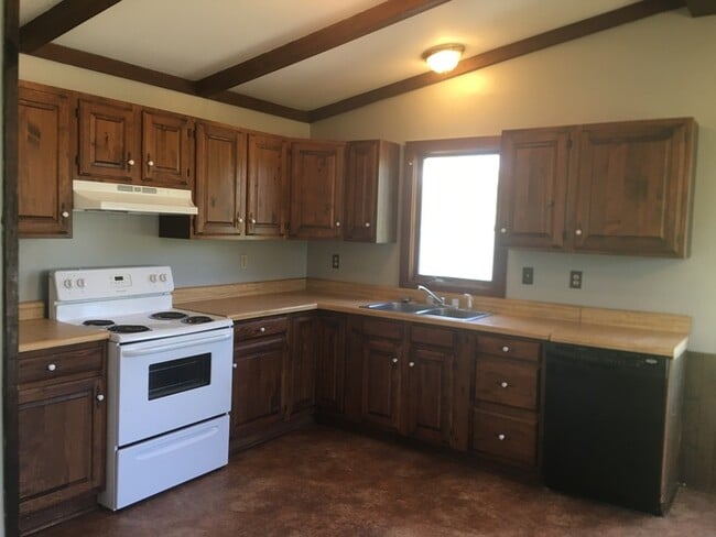 Building Photo - Cozy 3 bedroom 1.5 bath with 2 stall detached garage in country setting