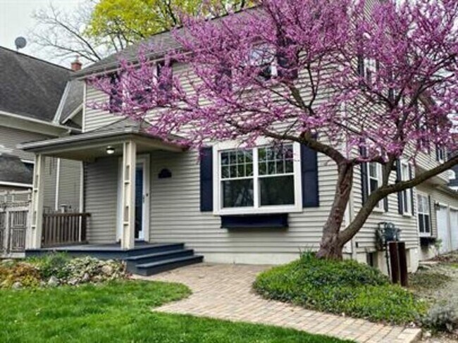 Building Photo - 834 S Main St