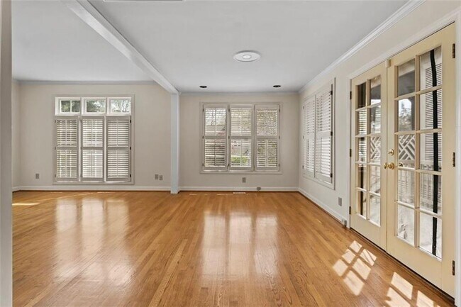 Building Photo - 11 Paces W Dr NW