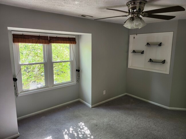 Building Photo - 203 Oak Hollow Ct