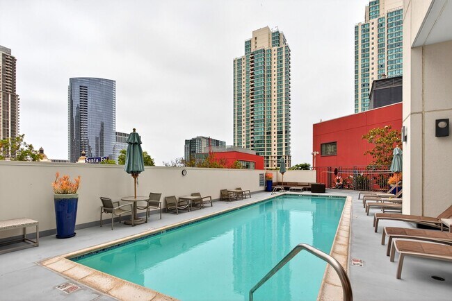 Building Photo - Stunning Two-Story Treo Residence in Littl...