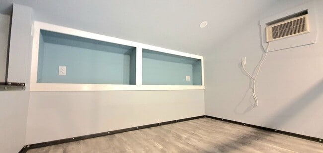 Building Photo - ALL BILLS PAID! Spacious LOFT living space...