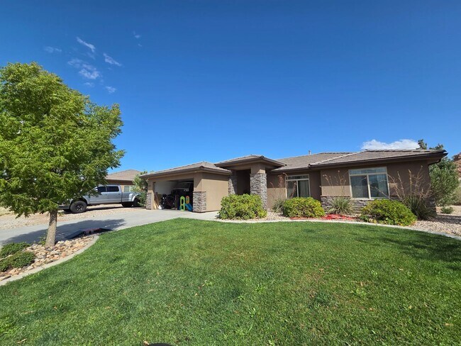 Primary Photo - Desert Canyon Living - 3 Br/2Ba with 2 Car...