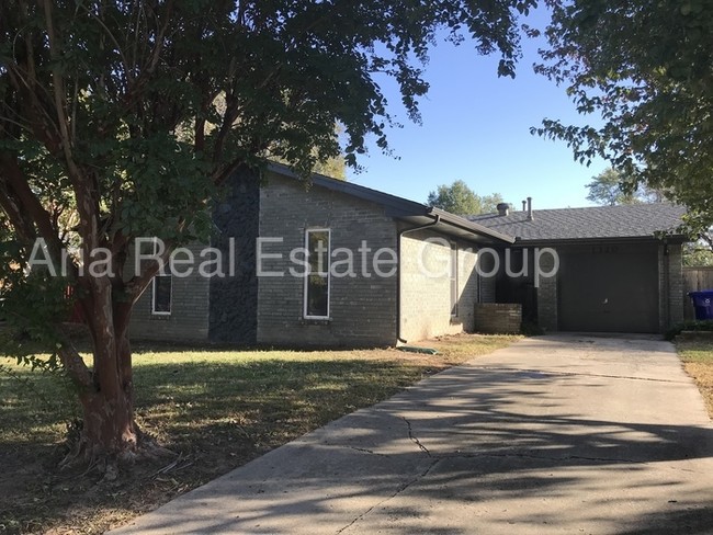 Building Photo - Colonial Estate Home!