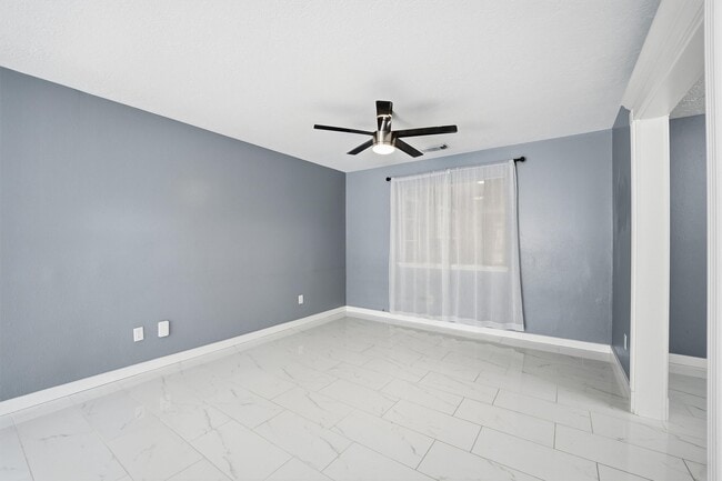 Building Photo - 18385 Ten Oaks Ct