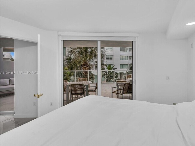 Building Photo - 9821 E Bay Harbor Dr