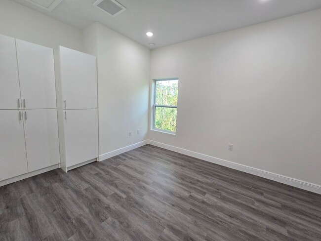 Building Photo - Charming 3-Bedroom, 2-Bath Home in Sarasota ~ Near Legacy Trail