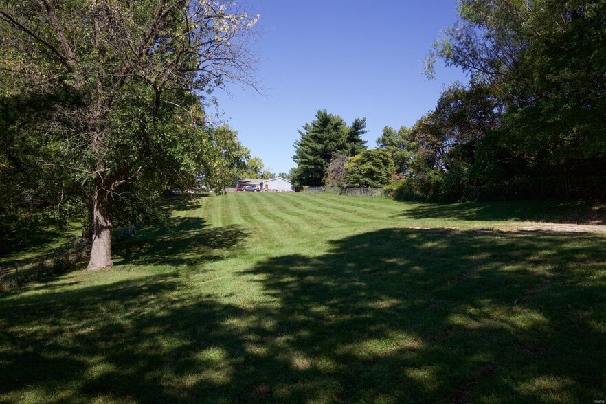 Building Photo - 10675 Farview Ave