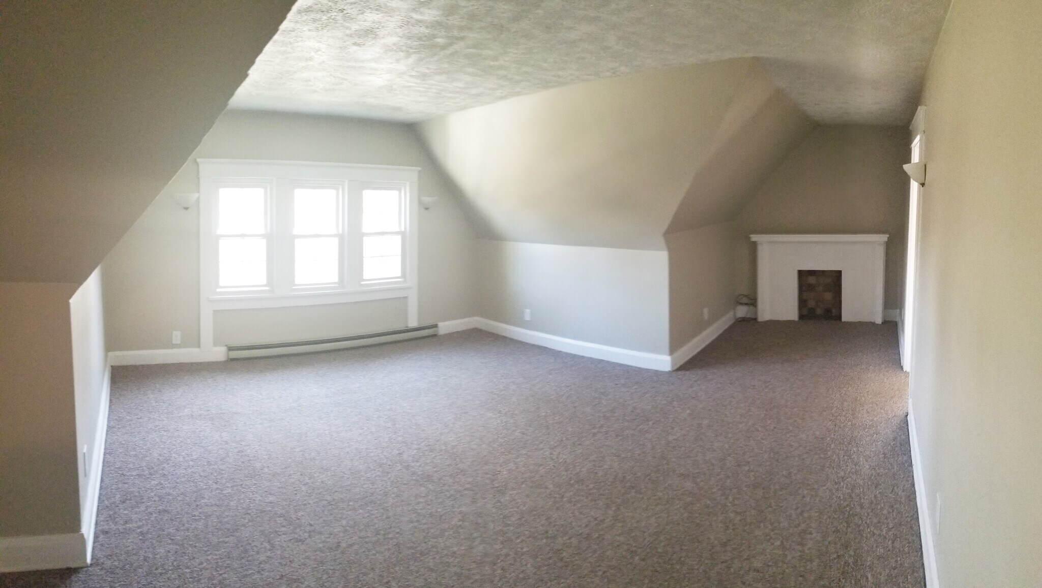 Living Room - 542 6th W St