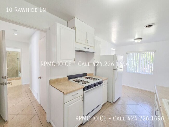 Building Photo - 10 Rawhide Ln