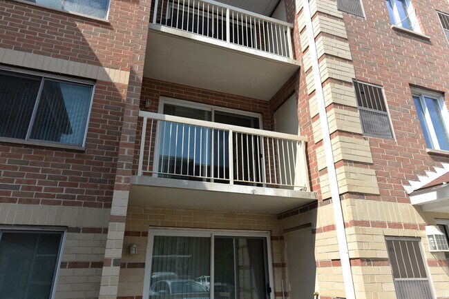 Building Photo - 8751 W Catherine Ave