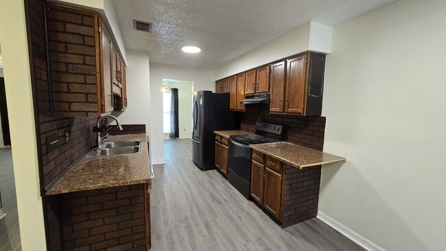 Building Photo - 2 Bed, 1.5 Bath private backyard