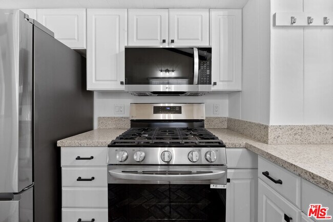 Building Photo - 5541 Fallbrook Ave