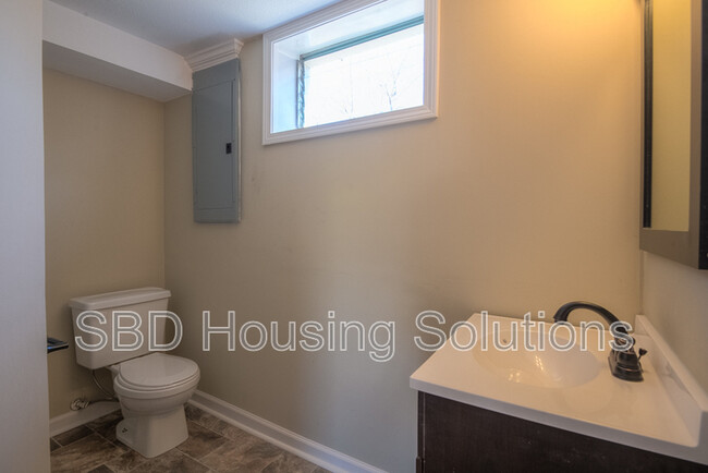 Building Photo - 8101 NE Tullis Dr