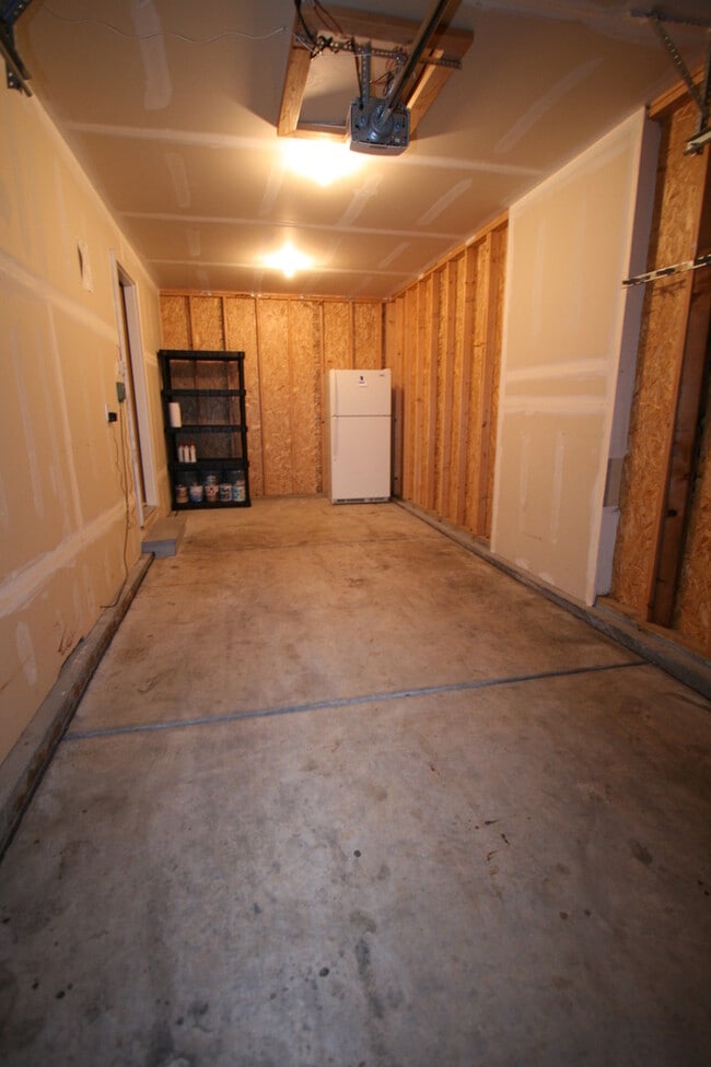 Building Photo - Lovely 3 bedroom home located in quiet nei...