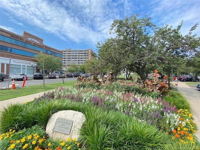 Building Photo - 444 Bedford St