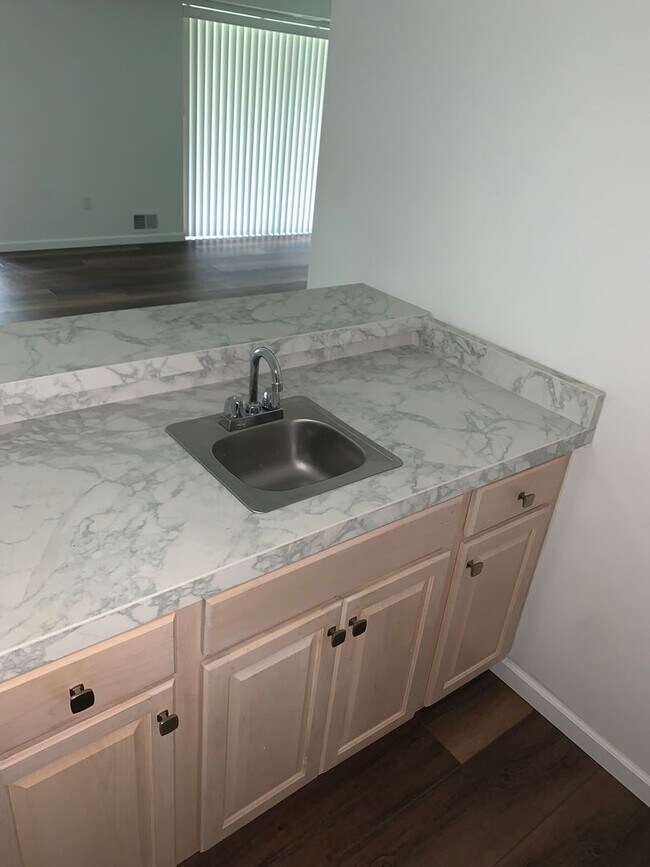 Building Photo - BEAUTIFUL 2 BED CONDO IN HEART OF LIVONIA