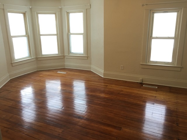 Building Photo - 614 10th St NE