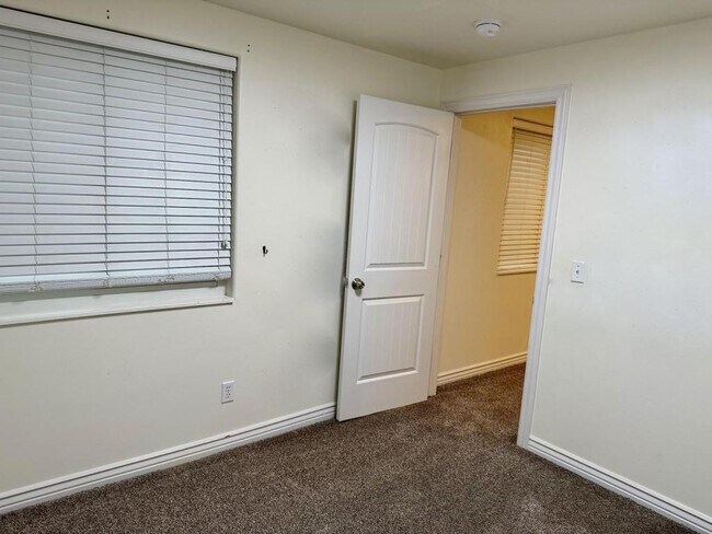 Building Photo - 3518 E Pearce Dr