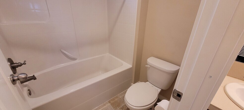 2nd Bath Tub - 1306 89th Ave SE