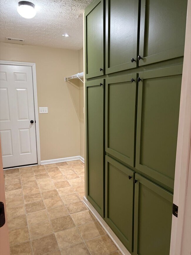 Building Photo - Beautiful Stepless Ranch