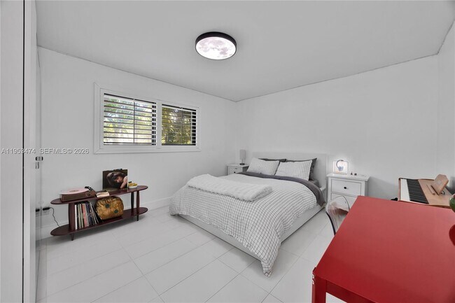 Building Photo - 1117 Alberca St