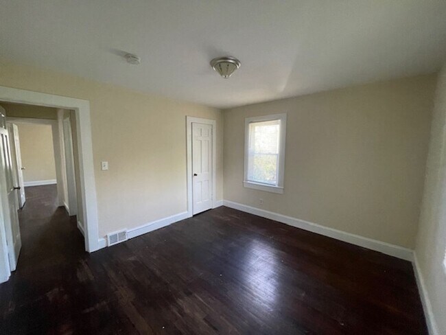 Building Photo - Perfect Home In Center of Winston-Salem!