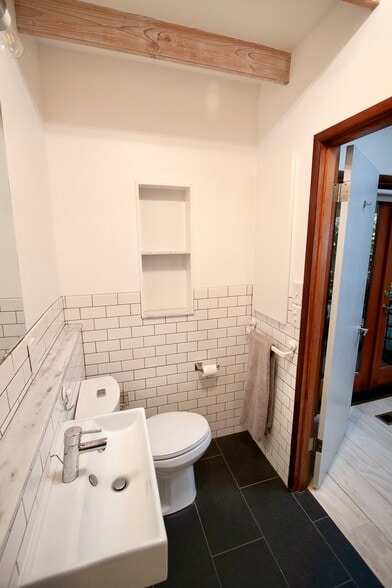 Building Photo - 4633 N Gantenbein Ave