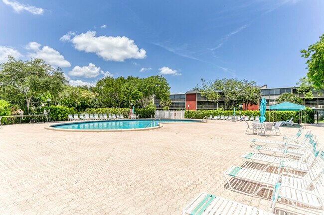 Building Photo - 2200 S Cypress Bend Dr