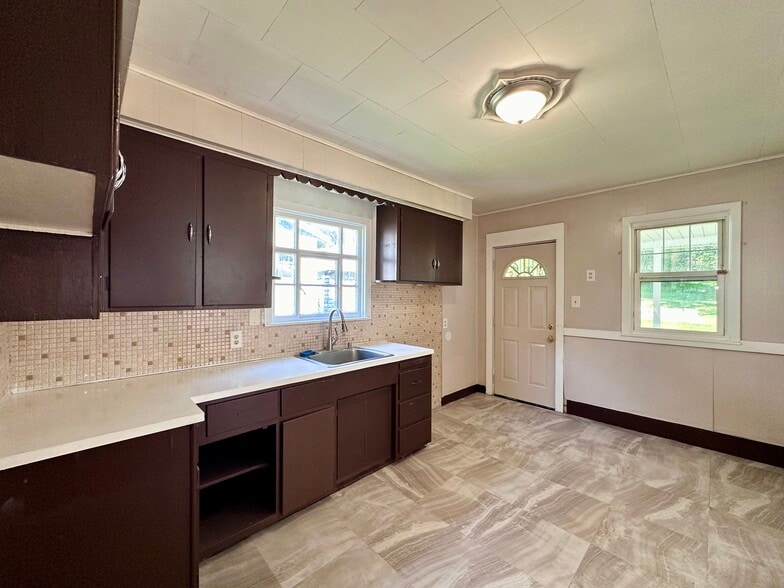 Building Photo - 611 Raymond St