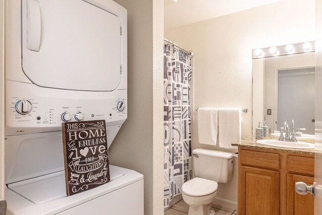 Building Photo - Pool Community and Pet Friendly Home