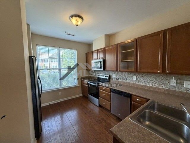 Building Photo - 100 Stratford Lakes Dr