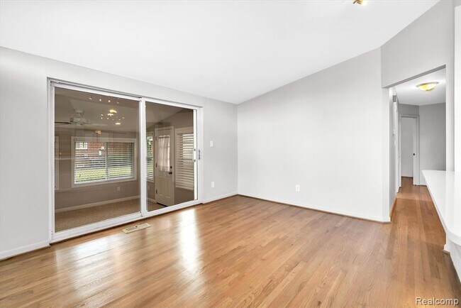 Building Photo - 229 Redwood Dr