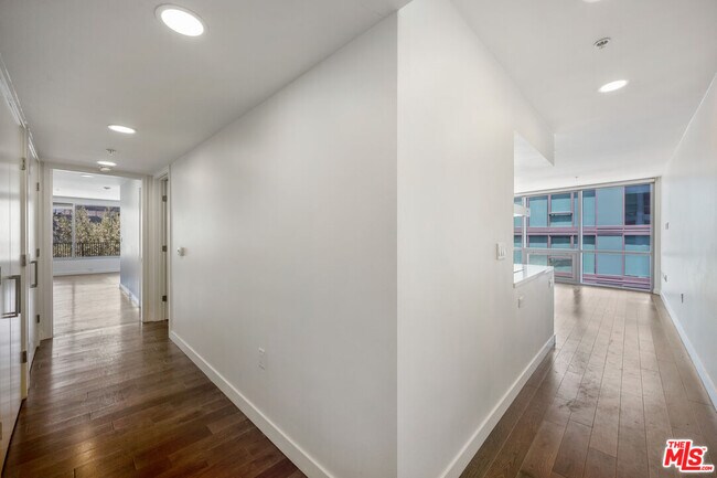 Building Photo - 901 Flower St