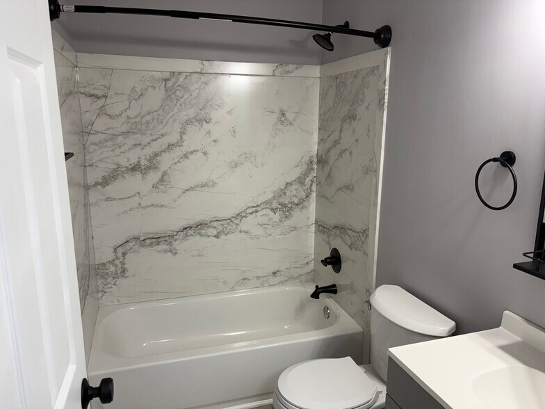 Building Photo - 395 E 13th Ave