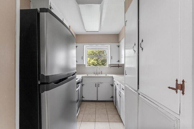 Building Photo - 807 Temple Dr