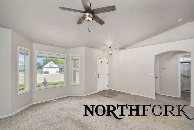 Building Photo - Beautifully Landscaped Cul De Sac Caldwell Home/Landscaping included!