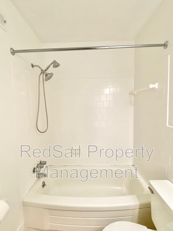 Building Photo - 701 Essex Park Dr