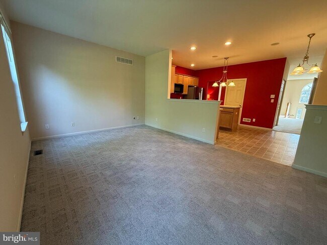 Building Photo - 102 Regents Ct