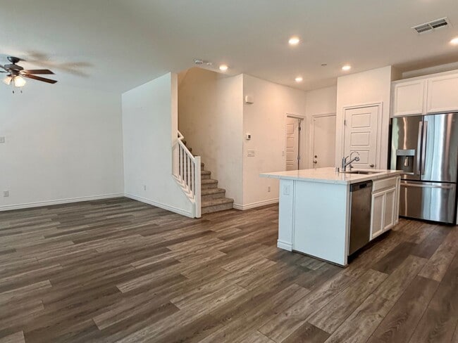 Building Photo - Amazing NLV 3 bed townhome