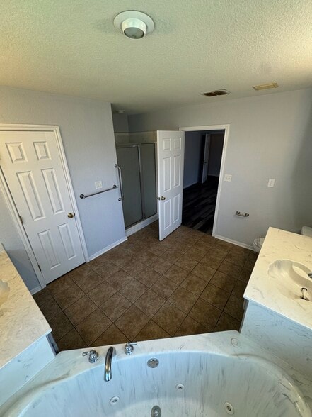 Master bathroom - 4301 Capri Dr