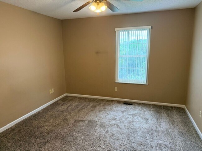 Building Photo - Maryville City 37804 - 4 bedroom, 3 bath Townhome - Contact Troy Adams (865) 233-6949