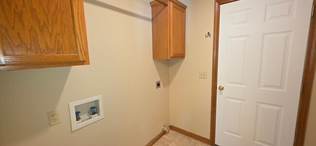 Building Photo - 3 Bedroom 2 Bathroom home in Nixa for $1395!