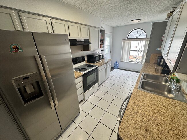 Building Photo - 3432 Hillmont Cir