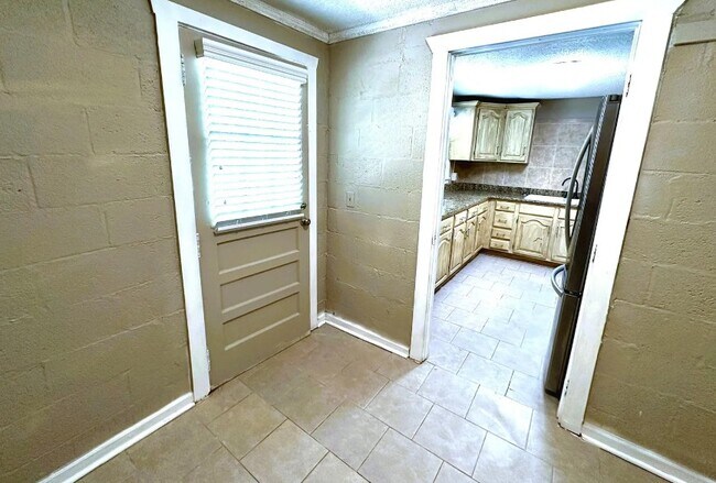 Building Photo - 508 Willow Dr