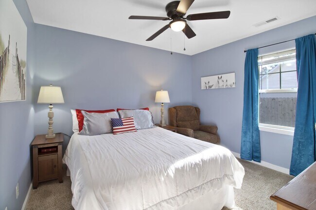 Building Photo - Gorgeous Home Off of Burgaw HWY