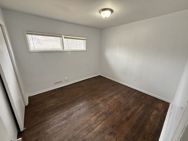 Building Photo - **READY NOW** 4 Bedroom/2 Bath Home In KCMO